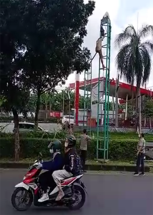 Berhalusinasi, Pria Ini 2 Hari Ngumpet di Atas Tiang Reklame Setinggi 5 Meter