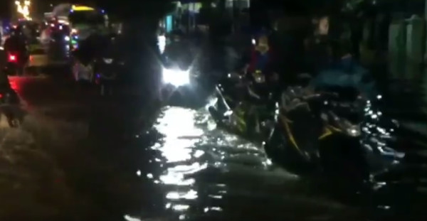 Ratusan Rumah di Pasuruan Diterjang Banjir, Jalur Pantura Ditutup