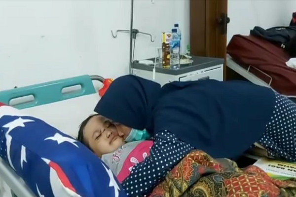 Tragis! Bocah 5 Tahun Ini Jadi Yatim Piatu karena Ayah dan Ibunya Tewas dalam Bus Maut di Sumedang