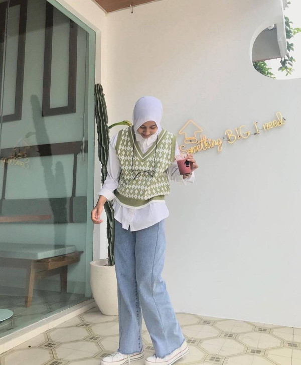 Rekomendasi OOTD Kemeja dan Rompi ala Korea Buat Hijaber