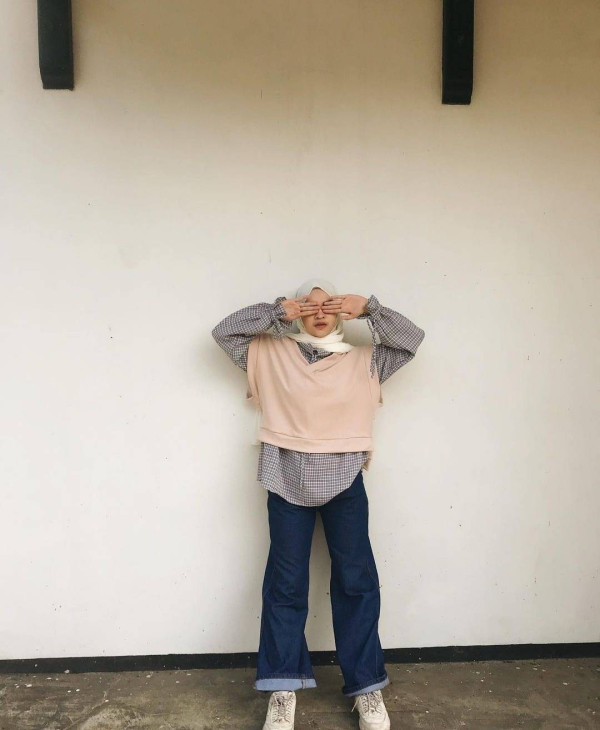 Rekomendasi OOTD Kemeja dan Rompi ala Korea Buat Hijaber