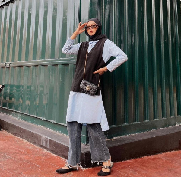Rekomendasi OOTD Kemeja dan Rompi ala Korea Buat Hijaber