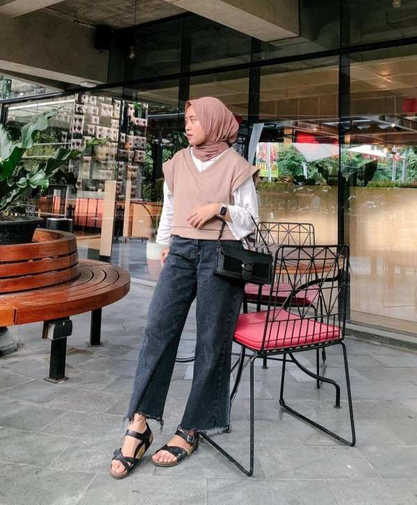 Rekomendasi OOTD Kemeja dan Rompi ala Korea Buat Hijaber