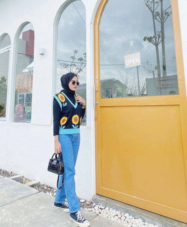 Rekomendasi OOTD Kemeja dan Rompi ala Korea Buat Hijaber