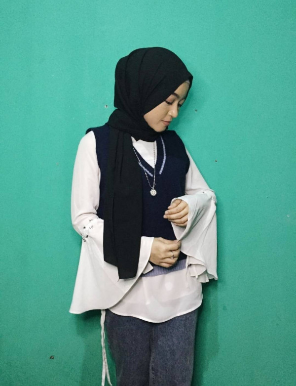 Rekomendasi OOTD Kemeja dan Rompi ala Korea Buat Hijaber