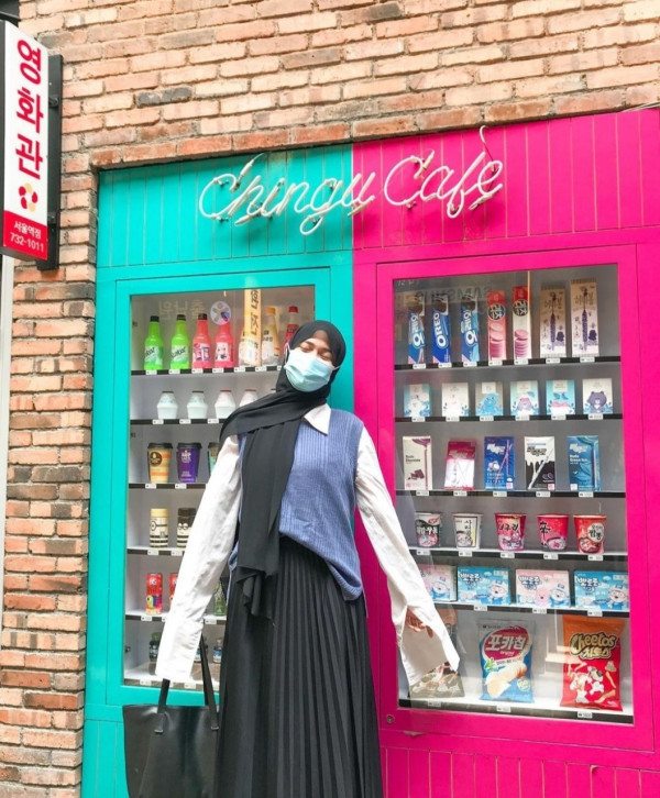 Rekomendasi OOTD Kemeja dan Rompi ala Korea Buat Hijaber