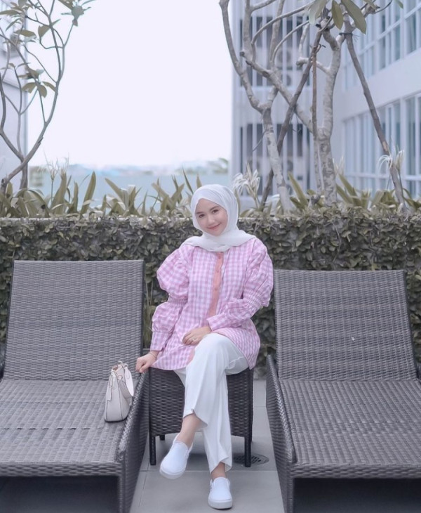 6 Inspirasi Gaya Celana kulot Jins Putih