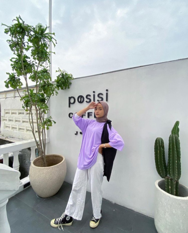6 Inspirasi Gaya Celana kulot Jins Putih