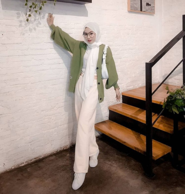 6 Inspirasi Gaya Celana kulot Jins Putih