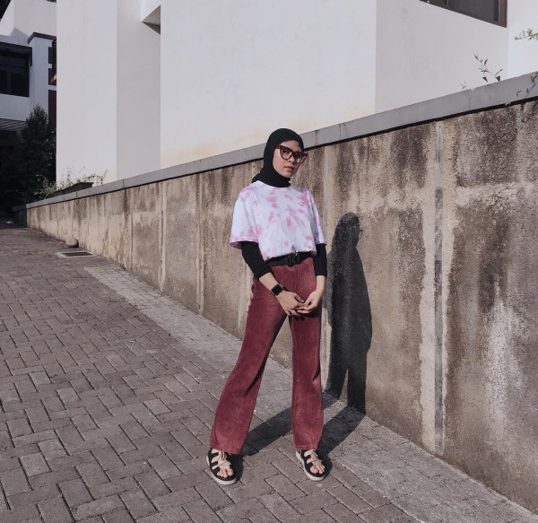7 Cara Tampil Kece dengan Manset dan Kaus untuk Hijaber