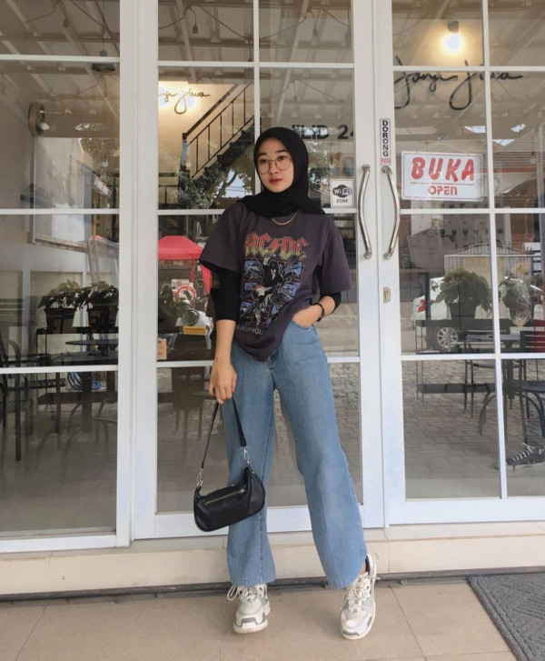 7 Cara Tampil Kece dengan Manset dan Kaus untuk Hijaber