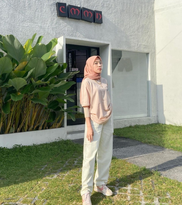 7 Cara Tampil Kece dengan Manset dan Kaus untuk Hijaber