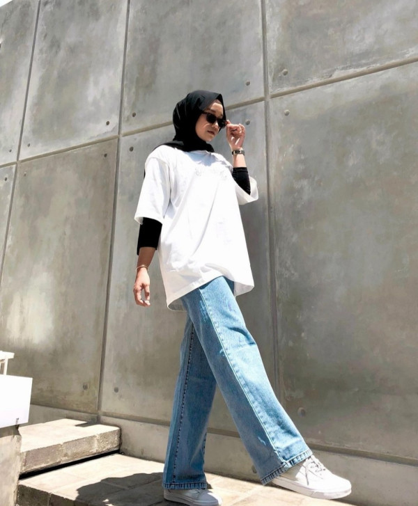 7 Cara Tampil Kece dengan Manset dan Kaus untuk Hijaber