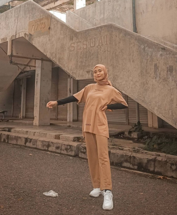 7 Cara Tampil Kece dengan Manset dan Kaus untuk Hijaber