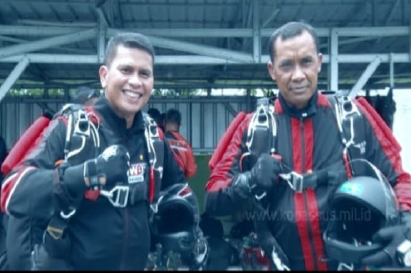 Berikan Teladan, Danjen Kopassus Lakukan Terjun Bebas Militer