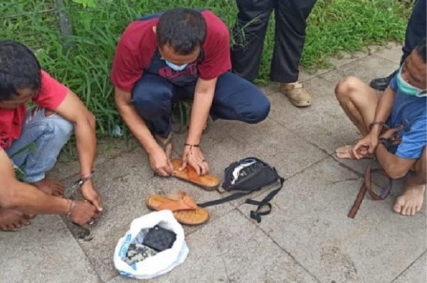Kelabuhi Petugas, Sabu 1 Kg Disembunyikan Sindikat di Alas Kaki Sepatu dan Sandal