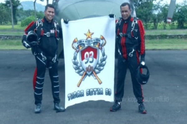 Berikan Teladan, Danjen Kopassus Lakukan Terjun Bebas Militer