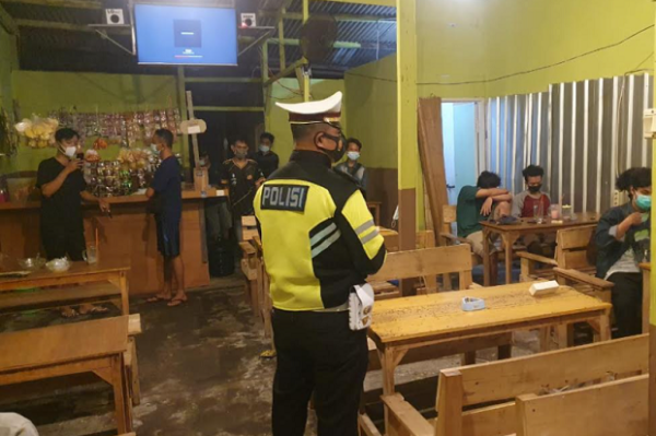 Langgar Jam Malam-Berkerumun, Satgas COVID-19 Sidoarjo Bubarkan Pengunjung dan Tindak Pengelola Warkop