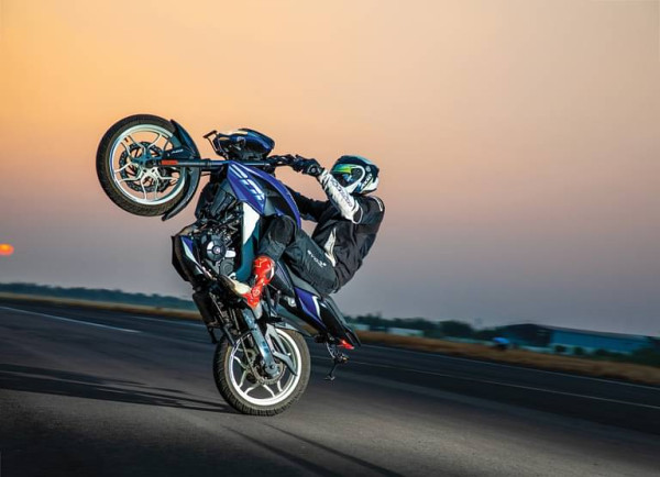 Motor Bajaj Cetak Rekor Wheelie Terkencang di Jarak 400 Meter