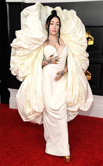 Busana-Busana Terbaik di Gelaran Red Carpet Grammy Awards 2021