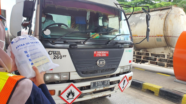 Lewati Tol Tangerang-Merak, Pengemudi Truk Dicegat untuk Diberi Masker Gratis