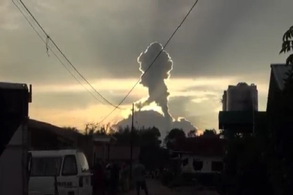 Erupsi Sore Hari, Abu Vulkanik Gunung Sinabung Berbentuk Siluet dengan Ketinggian 2.000 Meter