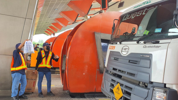 Lewati Tol Tangerang-Merak, Pengemudi Truk Dicegat untuk Diberi Masker Gratis