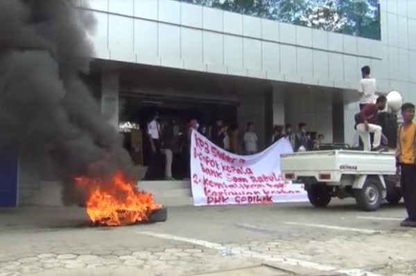Unjuk Rasa Ricuh, Massa Pendemo di Kendari Dipukul Mundur