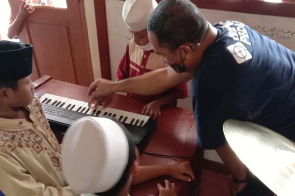MNC Peduli Berikan Pelatihan Musik Siswa Sekolah Alam Tunas Mulia