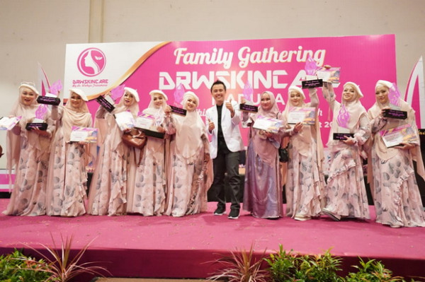 Peragaan Busana Batik Madura Ramaikan Famgath DrW Skincare