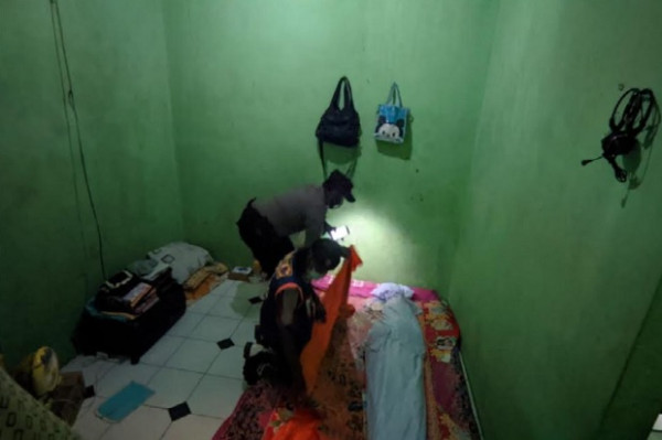 Gempar, Tak Punya Uang Pria di Mojokerto Simpan Jenazah Istri di Kamar Kos