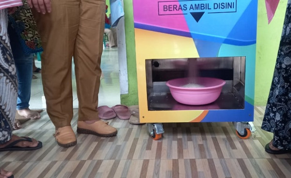 Inovasi Hadapi Pandemi COVID-19, Warga Cilincing Patungan Hadirkan ATM Beras