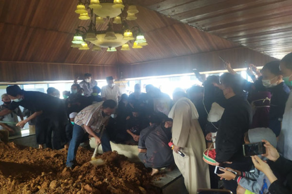 Anton Medan Dimakamkan di Samping Masjid Jami Tan Kok Liong Cibinong