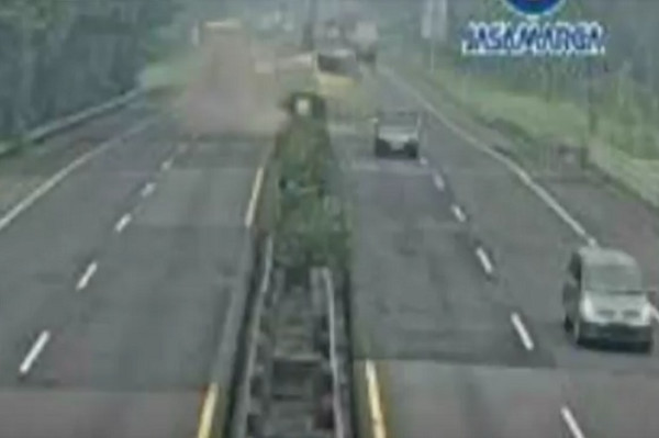 Dramatis Detik-detik Bus PO Anugrah Pindah Jalur usai Tabrak Pembatas Jalan Tol Surabaya-Gempol