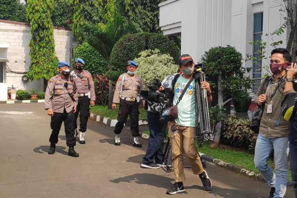 Sidang Perdana Dimulai, Polisi Bubarkan Kerumunan Simpatisan Habib Rizieq dan Wartawan