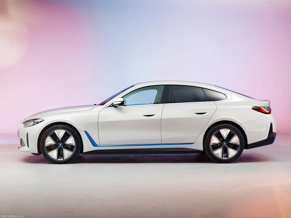 Hal Menakjubkan Mobil Listrik BMW i4 Selain Jarak Tempuh 590 Kilometer