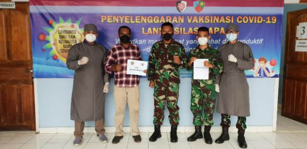 Usai Disuntik Vaksin Covid-19, Yanto Eluay Ajak Tokoh dan Masyarakat Adat Ikut Vaksinasi