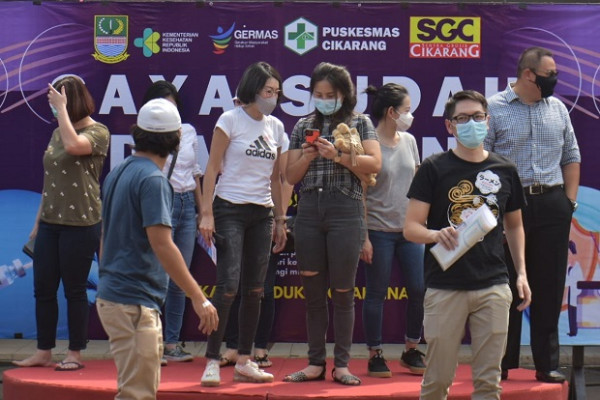 Pedagang Pasar di Bekasi Jalani Vaksinasi Covid-19, Tampangnya Cantik-cantik Lho!