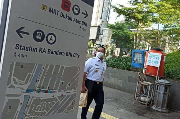 Berangkat Kerja Naik MRT, Anies Diminta Setiap Hari Gunakan Moda Transportasi
