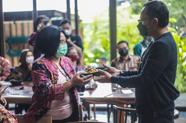 3.130 Perawat di Kota Bogor Dijamu Makan di Restoran dan Belanja