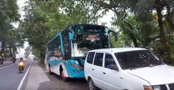 Tragis, Bus Tabrak 3 Kendaraan di Pasuruan, Satu Tewas Terseret