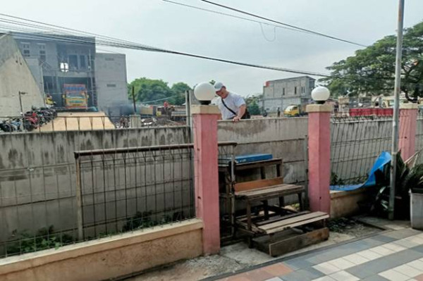 Kerahkan 180 Personel, 'Tembok Berlin' yang Menutup Rumah Warga di Ciledug Dirobohkan