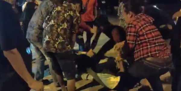 Baubau Gempar, 2 Wanita Adu Jotos di Tengah Jalan, Tersungkur lalu Kejar-kejaran