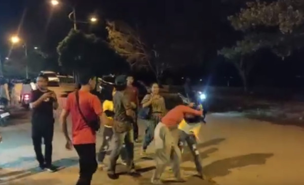 Baubau Gempar, 2 Wanita Adu Jotos di Tengah Jalan, Tersungkur lalu Kejar-kejaran