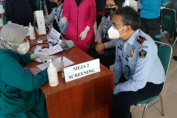 Jajaran Pegawai Kantor Imigrasi Polman Lakukan Vaksinasi Covid-19