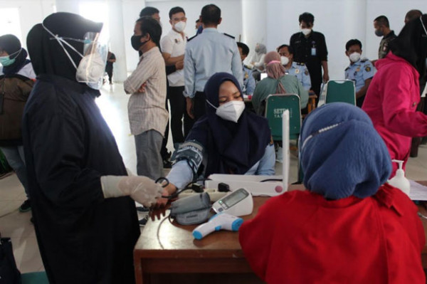 Jajaran Pegawai Kantor Imigrasi Polman Lakukan Vaksinasi Covid-19