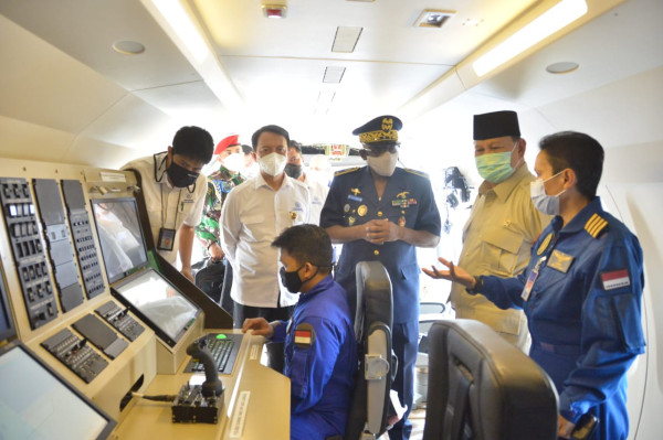 Menhan Prabowo Subianto Serahkan Pesawat CN235-220 ke AU Senegal