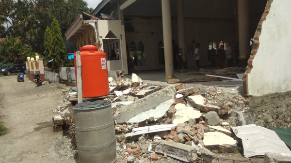 Jelang Ramadan, Gubernur Sulbar Pantau Masjid Rusak Pascagempa dan Beri Bantuan