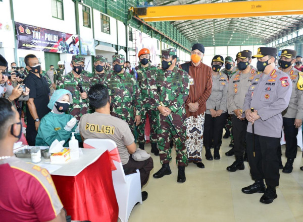 Panglima TNI Bersama Kapolri Tinjau Vaksinasi Prajurit dan Lansia di Semarang