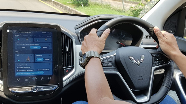 Bisa Ngerem dan Ngegas Sendiri, Wuling Hadirkan SUV Pintar Almaz RS